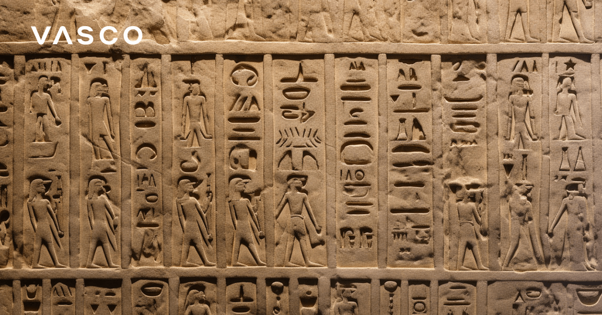 Detail egyptských hieroglyfov v Luxore.