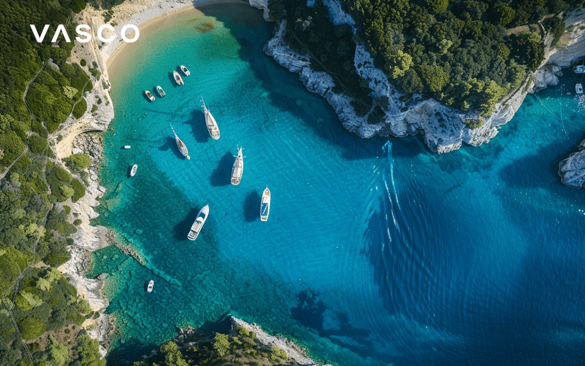 Vtáčí pohľad na ostrov Antipaxos neďaleko Korfu v Grécku.