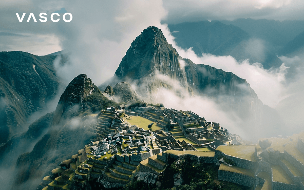 Pohľad na zahmlené vrcholy Machu Picchu v Peru.