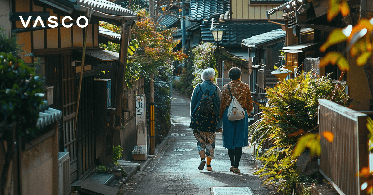 Dve staršie ženy kráčajúce po japonskej ulici.