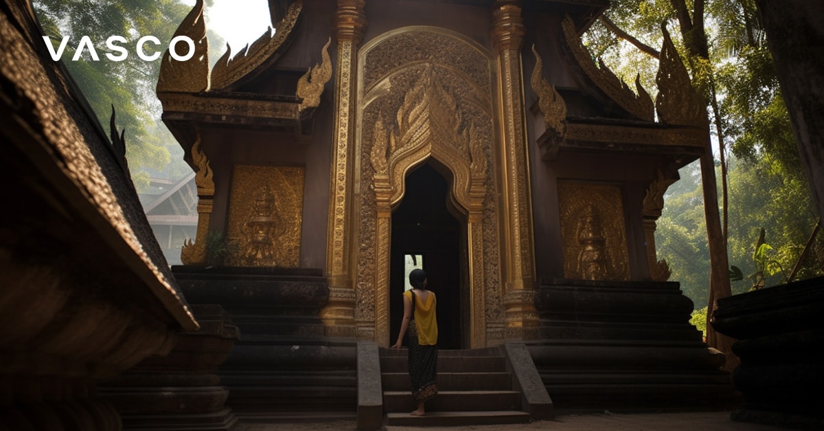 Mladá žena kráča po schodoch chrámu Doi Suthep v Chiang Mai, stredné Thajsko.