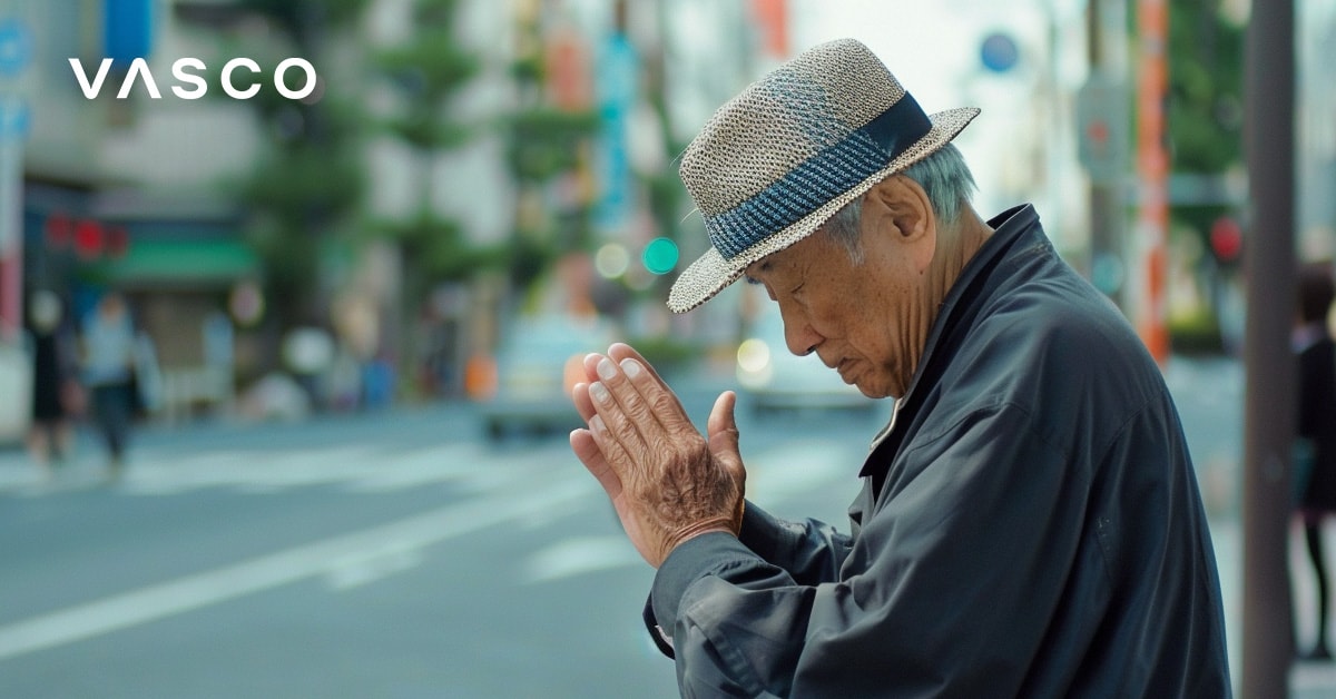 Starší muž ukláňajúci sa so zopnutými rukami, znázorňujúci spôsob, ako povedať ahoj v japončine.