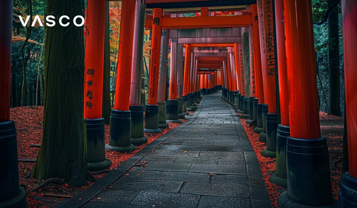 Cesta lemovaná žiarivými červenými bránami Torii v pokojnom lesnom prostredí.