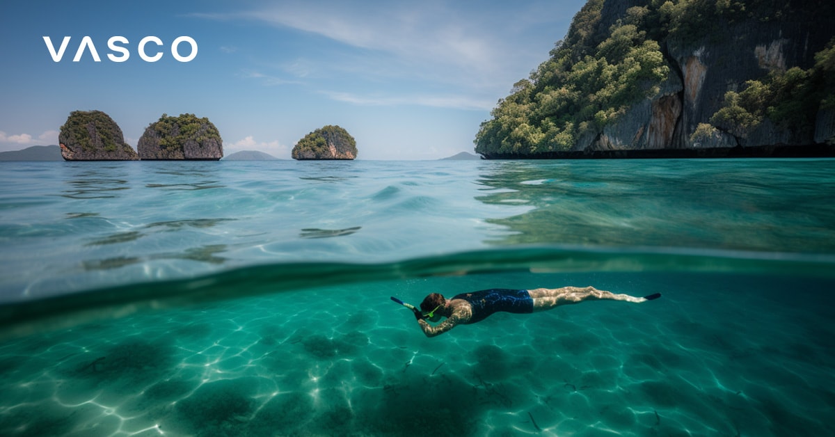 Potápanie sa rozprestiera na lodi a pozerá sa na tyrkysové more v thajskom Krabi.