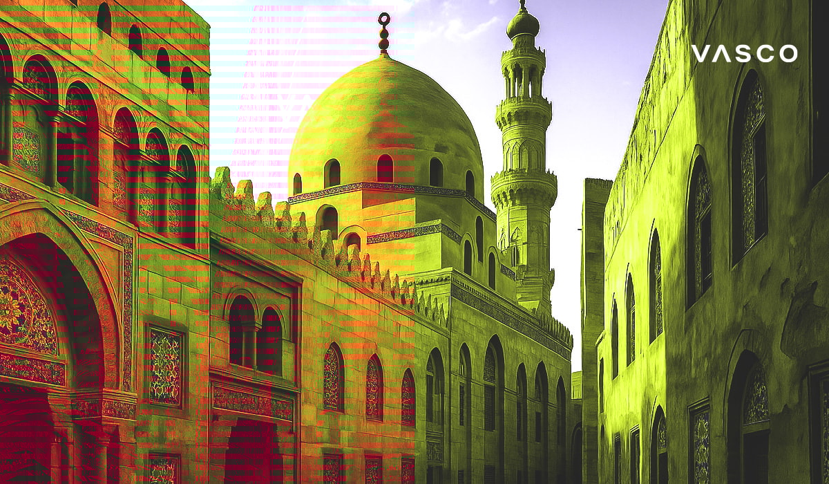 Zlatá architektúra mešity s kupolou a minaretom osvetlená slnečným svetlom