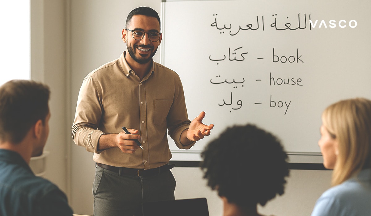Učiteľ sa usmieva počas hodiny arabského jazyka s arabskými slovami a anglickými prekladmi na tabuli