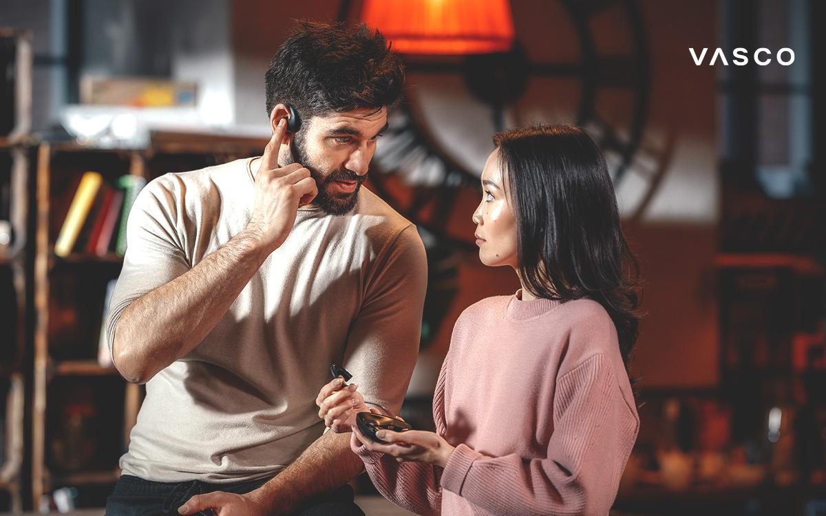 9f7ede54-5052-4e6f-b446-837a6b834a3f muž a žena používajúci slúchadlá s umelou inteligenciou na viacjazyčnú konverzáciu v reálnom čase