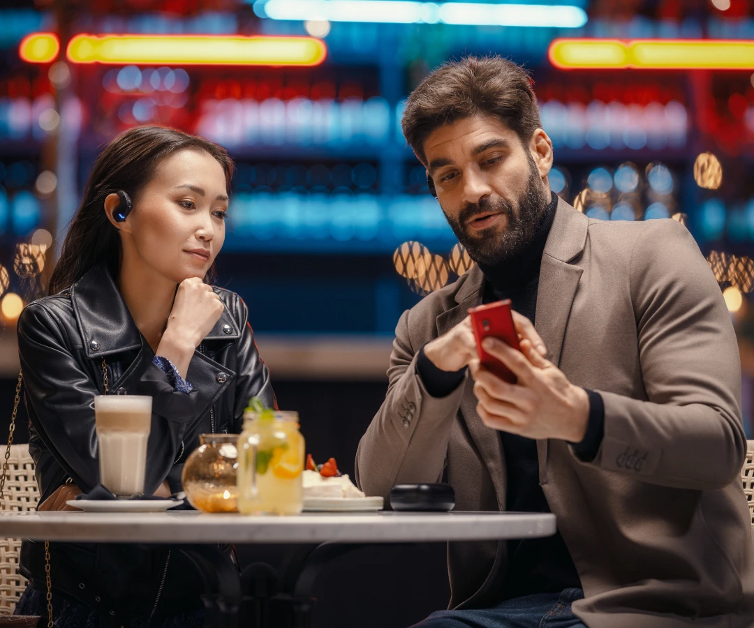 two strangers in the restaurant nicely chatting using Vasco translators