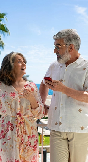 Dvaja starší ľudia držia zariadenia Vasco V4 a rozprávajú sa medzi sebou, pričom demonštrujú päť rôznych rýchlostí prehrávania.