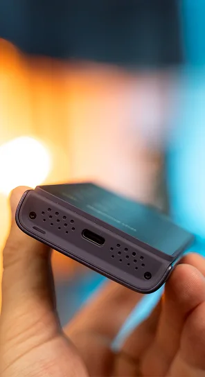 Vasco Q1 zobrazený zospodu, so zvýraznenými výkonnými reproduktormi.