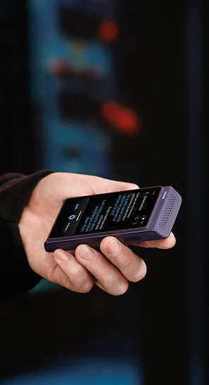 Osoba drží v ruke Vasco Translator Q1.