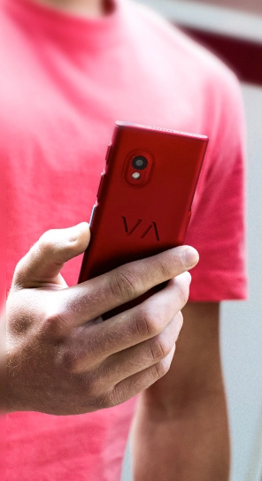 Zadný pohľad na Vasco Translator V4 s jasne viditeľnými bočnými tlačidlami.