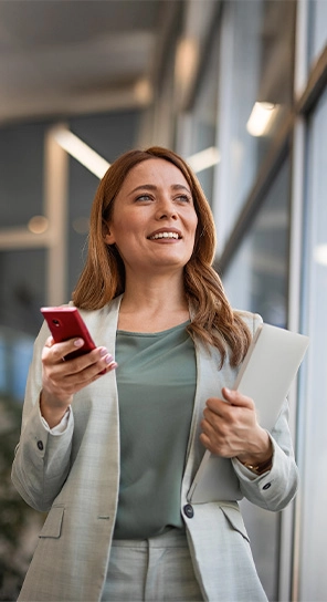 Osoba podáva Vasco Translator V4 druhej osobe, čím demonštruje jeho použitie a zdôrazňuje podporu viac než 10 prekladových modelov.