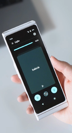 Ukážka funkcie učenia sa jazykov na zariadení Vasco Translator V4.